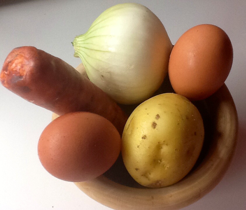 Ingredientes:  2 huevos, 1 patata, 1/2 cebolleta y tres rajas de chorizo