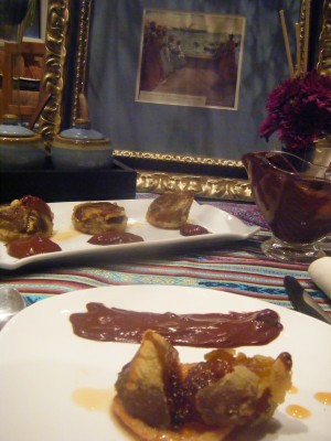 Presentación higos en tempura sobre salsa de chocolate